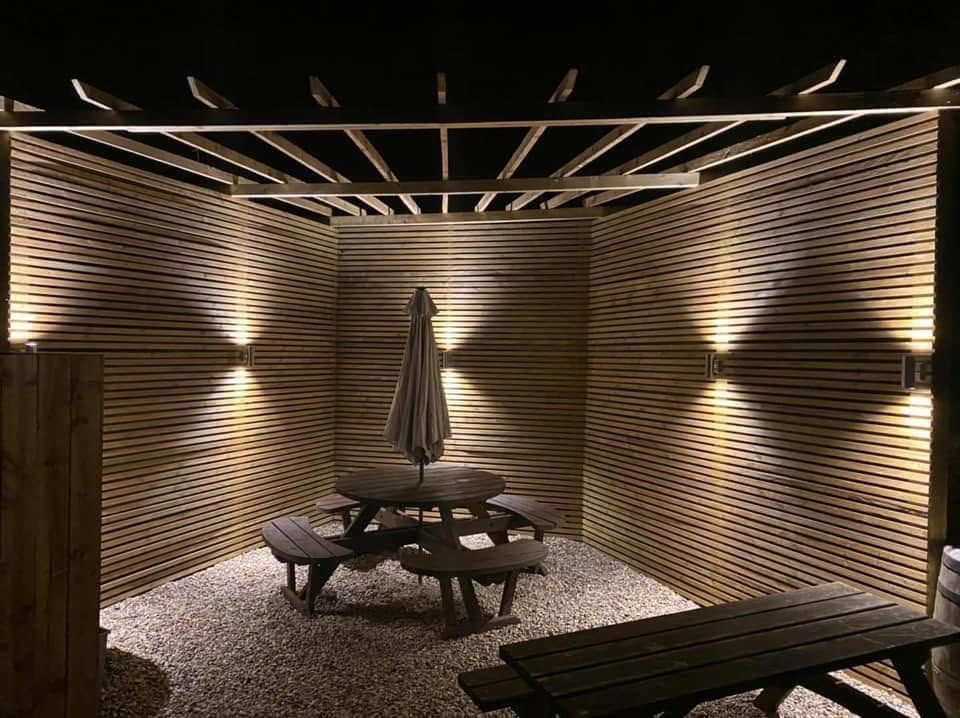 Contemporary fencing with integrated outdoor lighting